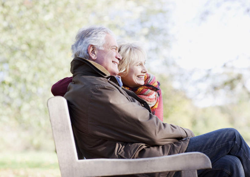 西方人,老年人,两个人,家庭,夫妻,坐,抱,笑,微笑,露齿笑,横图,室外,白天,侧面,爱情,草地,草坪,植物,椅子,欧洲,欧洲人,阴影,服装,朦胧,模糊,装饰,光线,影子,木椅,浪漫,注视,休闲装,草,树,树木,衣服,蓝色,绿色,蓝天,天空,阳光,自然,围巾,天,观察,看,休闲,温暖,温馨,一家人,休闲服,恩爱,恋人,服饰,生长,晴朗,成长,围脖,抱着,观看,保暖,华丽,点缀,和睦,察看,搂着,御寒,关注,万里无云,衬托,美观,雅致,雅观,老年男性,老年女性,男人,男性,女人,女性,白种人,夫妇,情侣,晴空,晴空万里,怀抱,搂,搂抱,相抱,拥抱,坐着,半身,彩图,伴侣,融洽