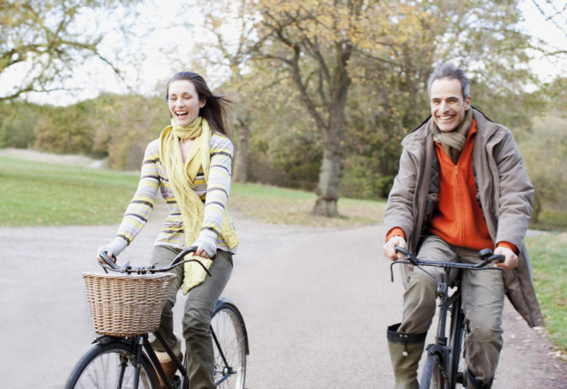 西方人,中年人,两个人,家庭,夫妻,坐,横图,室外,白天,正面,爱情,草地,草坪,植物,道路,路,自行车,欧洲,欧洲人,握,阴影,服装,朦胧,模糊,装饰,光线,影子,小路,交通,浪漫,注视,休闲装,车,脚踏车,草,树,树木,衣服,蓝色,绿色,蓝天,天空,阳光,自然,围巾,交通工具,天,观察,看,骑车,休闲,温暖,温馨,一家人,休闲服,恩爱,握着,恋人,服饰,乡间小路,生长,晴朗,成长,围脖,观看,保暖,华丽,点缀,和睦,察看,御寒,关注,载具,万里无云,衬托,美观,雅致,雅观,男人,男性,女人,女性,中年男性,中年女性,白种人,夫妇,情侣,晴空,晴空万里,坐着,半身,彩图,伴侣,融洽