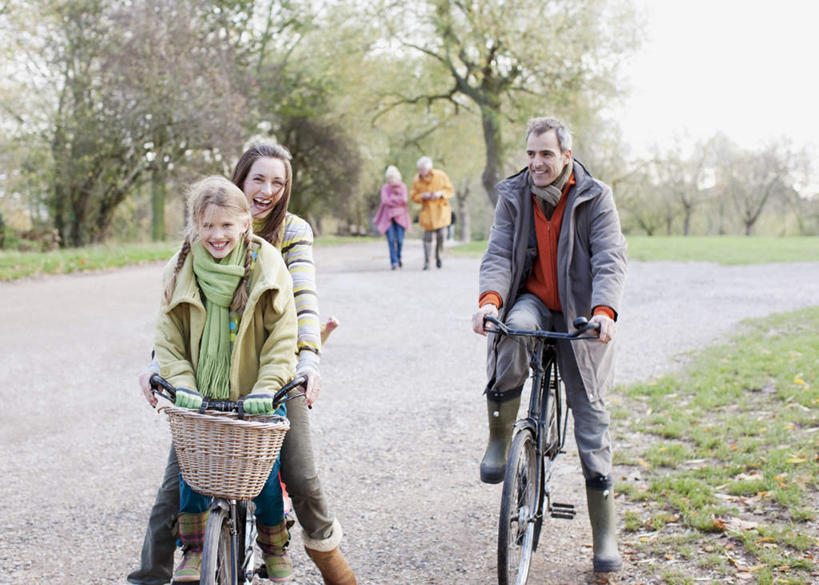 西方人,儿童,老年人,夫妻,母亲,父亲,女儿,祖母,祖父,三代同堂,坐,走,横图,室外,白天,正面,爱情,纯洁,草地,草坪,植物,道路,路,自行车,欧洲,欧洲人,五个人,握,阴影,服装,朦胧,模糊,装饰,光线,影子,小路,交通,许多人,浪漫,注视,休闲装,祖孙三代,车,脚踏车,草,树,树木,小孩,衣服,蓝色,绿色,蓝天,天空,阳光,自然,围巾,交通工具,天,观察,看,一群人,骑车,休闲,温暖,温馨,父女,母女,休闲服,恩爱,父爱,可爱,母爱,童年,童趣,握着,恋人,服饰,乡间小路,生长,晴朗,奶奶,爷爷,成长,围脖,观看,祖孙,保暖,华丽,点缀,和睦,察看,御寒,关注,载具,童真,烂漫,无邪,外婆,外孙女,外祖母,外公,外祖父,万里无云,衬托,美观,雅致,雅观,天真,老年男性,老年女性,男人,男性,年轻男性,年轻女性,女孩,女人,女性,白种人,孩子,年轻人,夫妇,情侣,全家福,孙女,晴空,晴空万里,步行,散步,走路,坐着,半身,彩图,伴侣,融洽,女生,爸爸,多代同堂,妈妈