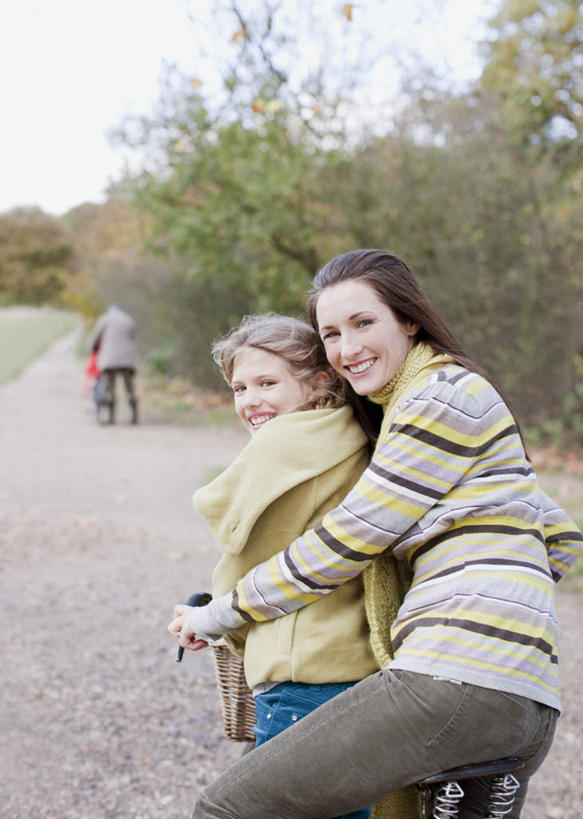 西方人,儿童,三个人,家庭,夫妻,母亲,父亲,女儿,坐,走,竖图,室外,白天,爱情,纯洁,植物,道路,路,自行车,欧洲,欧洲人,阴影,服装,朦胧,模糊,光线,影子,小路,交通,浪漫,扭头,注视,休闲装,车,脚踏车,树,树木,小孩,背面,衣服,蓝色,绿色,蓝天,天空,阳光,自然,交通工具,天,观察,看,转头,骑车,休闲,温暖,温馨,父女,母女,三口之家,一家人,休闲服,恩爱,父爱,可爱,母爱,童年,童趣,恋人,服饰,乡间小路,生长,晴朗,成长,观看,和睦,察看,关注,载具,童真,烂漫,无邪,万里无云,天真,男人,男性,年轻男性,年轻女性,女孩,女人,女性,白种人,孩子,年轻人,夫妇,情侣,晴空,晴空万里,步行,散步,走路,坐着,半身,彩图,伴侣,融洽,女生