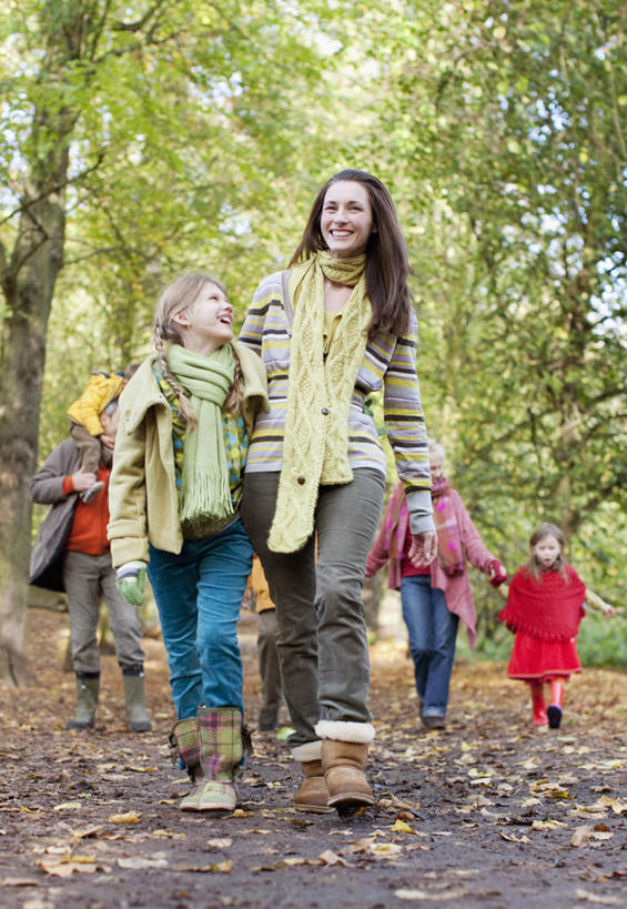 西方人,儿童,老年人,母亲,父亲,女儿,祖母,祖父,三代同堂,走,笑,微笑,露齿笑,竖图,室外,白天,仰视,纯洁,草地,草坪,植物,道路,路,叶子,欧洲,欧洲人,服装,朦胧,模糊,装饰,小路,枯叶,落叶,交通,许多人,注视,休闲装,祖孙三代,草,树,树木,小孩,衣服,绿色,自然,围巾,观察,看,一群人,休闲,温暖,温馨,父女,母女,休闲服,父爱,可爱,母爱,童年,童趣,服饰,乡间小路,生长,奶奶,爷爷,成长,围脖,观看,祖孙,保暖,华丽,点缀,和睦,察看,御寒,关注,童真,烂漫,无邪,外婆,外孙女,外祖母,外公,外祖父,外孙,外孙子,衬托,美观,雅致,雅观,天真,老年男性,老年女性,男孩,男人,男性,年轻男性,年轻女性,女孩,女人,女性,白种人,孩子,年轻人,全家福,孙女,孙子,叶,叶片,步行,散步,走路,彩图,低角度拍摄,全身,融洽,男生,女生,爸爸,多代同堂,妈妈