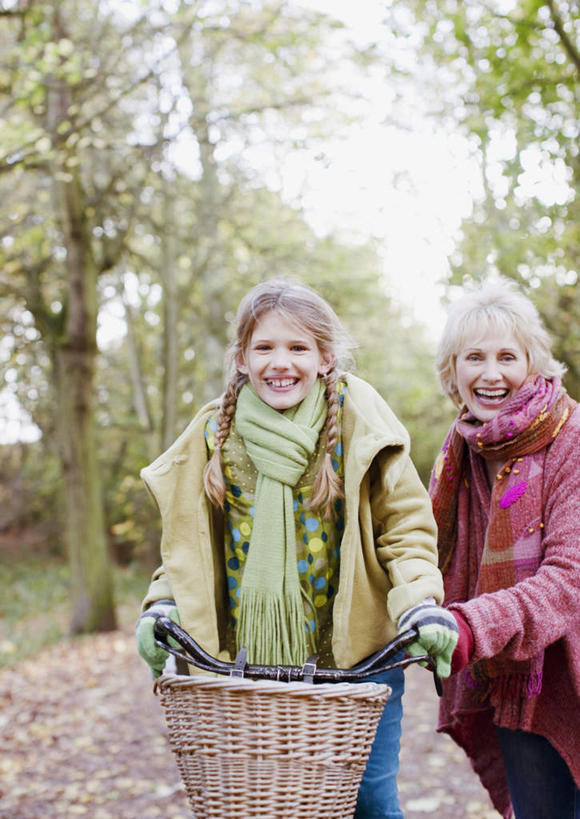 西方人,儿童,老年人,两个人,家庭,祖母,坐,笑,微笑,露齿笑,竖图,室外,白天,正面,纯洁,草地,草坪,植物,道路,路,自行车,叶子,欧洲,欧洲人,握,服装,朦胧,模糊,装饰,小路,枯叶,落叶,交通,注视,休闲装,车,脚踏车,草,树,树木,小孩,衣服,绿色,自然,围巾,交通工具,观察,看,休闲,温暖,温馨,一家人,休闲服,可爱,童年,童趣,握着,服饰,乡间小路,生长,奶奶,成长,围脖,观看,祖孙,保暖,华丽,点缀,和睦,察看,御寒,关注,载具,童真,烂漫,无邪,外婆,外孙女,外祖母,衬托,美观,雅致,雅观,天真,老年女性,女孩,女人,女性,白种人,孩子,孙女,叶,叶片,坐着,半身,彩图,融洽,女生