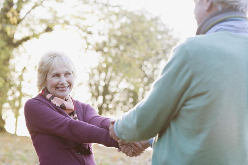 西方人,老年人,背部,两个人,家庭,夫妻,站,握手,笑,微笑,露齿笑,横图,室外,白天,正面,爱情,草地,草坪,植物,叶子,欧洲,欧洲人,阴影,服装,朦胧,模糊,装饰,光线,影子,枯叶,落叶,浪漫,注视,休闲装,相视,草,树,树木,衣服,绿色,阳光,自然,围巾,观察,看,站着,休闲,温暖,温馨,一家人,面对面,休闲服,恩爱,恋人,服饰,生长,成长,围脖,观看,对视,保暖,华丽,点缀,和睦,察看,互视,御寒,关注,相对,相看,衬托,美观,雅致,雅观,老年男性,老年女性,男人,男性,女人,女性,白种人,夫妇,情侣,叶,叶片,搀手,拉手,手搀手,手拉手,手牵手,手握手,站立,半身,彩图,伴侣,融洽
