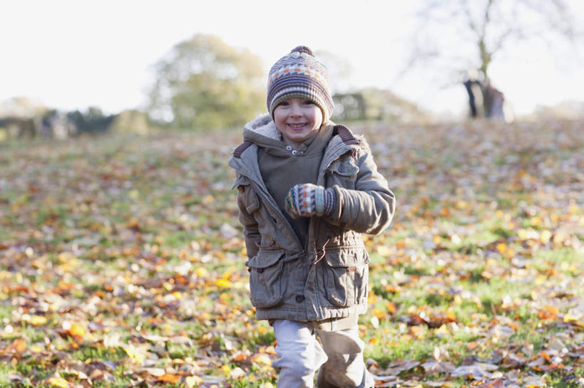 西方人,儿童,一个人,跑,笑,微笑,露齿笑,横图,室外,白天,正面,锻炼,纯洁,运动,草地,草坪,植物,帽子,叶子,欧洲,欧洲人,仅一个男性,仅一个人,阴影,服装,朦胧,模糊,装饰,光线,影子,枯叶,落叶,注视,休闲装,草,树,树木,小孩,衣服,蓝色,绿色,蓝天,天空,阳光,自然,手套,天,观察,看,仅一个小孩,休闲,温暖,休闲服,可爱,童年,童趣,服饰,生长,晴朗,成长,观看,保暖,华丽,点缀,察看,御寒,关注,童真,烂漫,无邪,万里无云,衬托,美观,雅致,雅观,棉帽,体育,天真,男孩,男人,男性,白种人,孩子,叶,叶片,晴空,晴空万里,跑步,半身,彩图,健身,男生