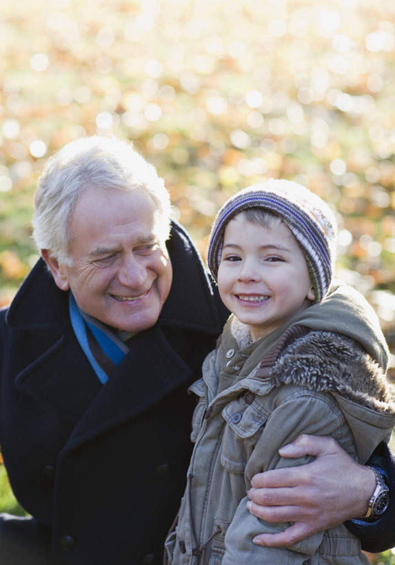 西方人,儿童,老年人,两个人,家庭,祖父,蹲,抱,笑,微笑,露齿笑,竖图,俯视,室外,白天,纯洁,草地,草坪,植物,帽子,叶子,欧洲,欧洲人,服装,朦胧,模糊,枯叶,落叶,注视,休闲装,草,小孩,衣服,绿色,观察,看,休闲,温暖,温馨,一家人,休闲服,可爱,童年,童趣,服饰,爷爷,抱着,观看,祖孙,和睦,察看,搂着,关注,童真,烂漫,无邪,外公,外祖父,外孙,外孙子,棉帽,天真,老年男性,男孩,男人,男性,白种人,孩子,孙子,叶,叶片,蹲着,怀抱,搂,搂抱,相抱,拥抱,半身,彩图,高角度拍摄,融洽,男生