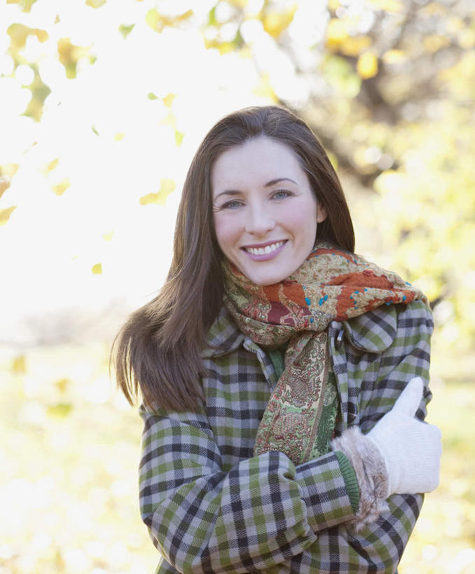 西方人,一个人,站,笑,微笑,露齿笑,竖图,室外,白天,正面,植物,欧洲,欧洲人,仅一个女性,仅一个人,阴影,服装,朦胧,模糊,装饰,光线,影子,注视,休闲装,树,树木,衣服,绿色,阳光,自然,手套,围巾,观察,看,站着,仅一个中年女性,休闲,温暖,休闲服,服饰,生长,成长,围脖,观看,保暖,华丽,点缀,察看,御寒,关注,衬托,美观,雅致,雅观,女人,女性,中年女性,白种人,站立,半身,彩图