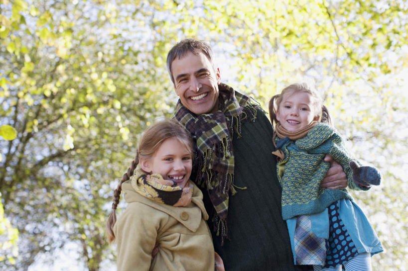 西方人,儿童,三个人,家庭,父亲,女儿,站,抱,笑,微笑,露齿笑,横图,室外,白天,仰视,纯洁,树林,植物,欧洲,欧洲人,阴影,服装,朦胧,模糊,装饰,光线,影子,注视,休闲装,树,树木,小孩,衣服,绿色,阳光,自然,围巾,观察,看,站着,休闲,温暖,温馨,父女,一家人,休闲服,父爱,可爱,童年,童趣,服饰,生长,成长,围脖,抱着,观看,保暖,华丽,点缀,和睦,察看,搂着,御寒,关注,童真,烂漫,无邪,衬托,美观,雅致,雅观,天真,男人,男性,年轻男性,女孩,白种人,孩子,年轻人,怀抱,搂,搂抱,相抱,拥抱,站立,半身,彩图,低角度拍摄,融洽,女生