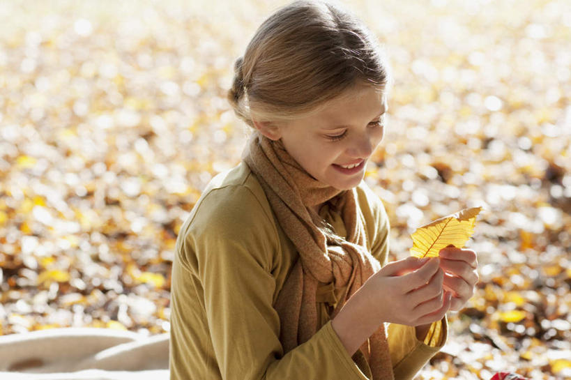 西方人,儿童,一个人,坐,笑,微笑,露齿笑,横图,室外,白天,侧面,纯洁,叶子,欧洲,欧洲人,仅一个女性,仅一个人,握,阴影,服装,朦胧,模糊,装饰,光线,影子,枫叶,枯叶,落叶,拿,拿着,注视,休闲装,小孩,衣服,黄色,红色,阳光,围巾,低头,观察,看,仅一个小孩,休闲,温暖,休闲服,可爱,童年,童趣,握着,服饰,围脖,观看,枫树叶,保暖,华丽,点缀,察看,御寒,关注,童真,烂漫,无邪,衬托,美观,雅致,雅观,天真,女孩,女人,女性,白种人,孩子,叶,叶片,坐着,半身,彩图,女生