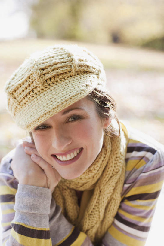 西方人,脸,头,脸颊,手,一个人,躺,笑,微笑,露齿笑,竖图,室外,特写,白天,正面,草地,草坪,植物,帽子,欧洲,欧洲人,仅一个女性,仅一个人,撑,服装,朦胧,模糊,装饰,托腮,注视,休闲装,肩膀,草,树,树木,衣服,绿色,自然,围巾,观察,看,趴着,托,仅一个中年女性,休闲,温暖,手部,休闲服,服饰,生长,成长,围脖,观看,保暖,单手,华丽,点缀,察看,御寒,关注,托下巴,衬托,美观,雅致,雅观,编织帽,卧着,女人,女性,中年女性,白种人,头部,脸部,脸蛋,面部,趴,躺着,卧,半身,彩图