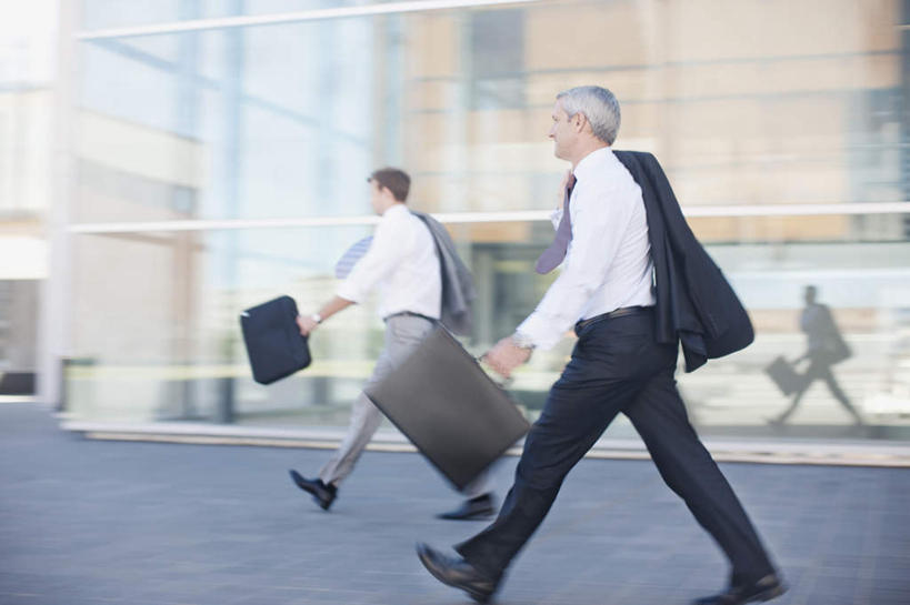 西方人,两个人,伙伴,朋友,商务人士,商务男性,高楼大厦,走,横图,室外,白天,侧面,衬衫,友谊,合作,团队,大厦,建筑,摩天大楼,欧洲,欧洲人,握,套装,朦胧,模糊,包,公文包,拿,拿着,注视,观察,看,战略,握着,公事包,观看,察看,关注,商务装,工薪阶层,联合,合谋,配合,协作,男人,男性,年轻男性,中年男性,白种人,白领,上班族,步行,散步,走路,彩图,全身,衬衣,大楼,高层建筑,高楼,摩天楼