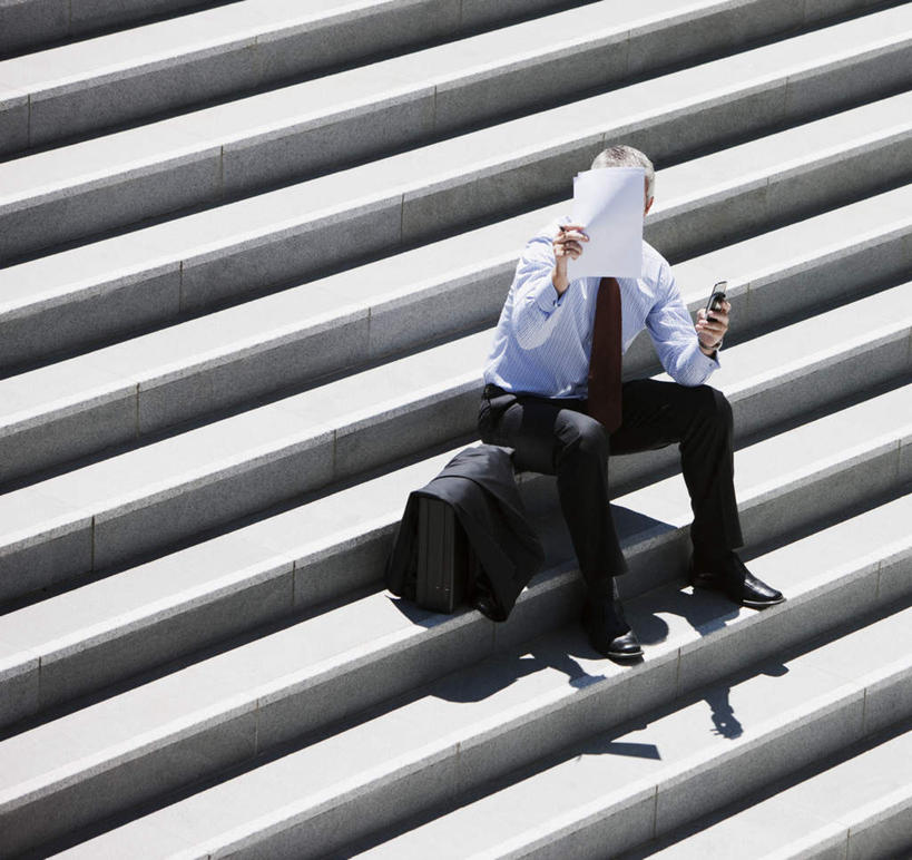 西方人,一个人,商务人士,商务男性,坐,打电话,横图,俯视,室外,白天,衬衫,楼梯,电话,手机,欧洲,欧洲人,仅一个男性,仅一个人,握,阴影,套装,光线,包,材料,档案,公文包,文件,影子,纸,阶梯,拿,拿着,通讯设备,台阶,仅一个年轻男性,阳光,手稿,资料,握着,遮,遮掩,公事包,证明,掩盖,遮挡,文档,商务装,工薪阶层,遮盖,掩饰,交流,男人,男性,年轻男性,白种人,白领,上班族,沟通,通话,坐着,彩图,高角度拍摄,全身,衬衣