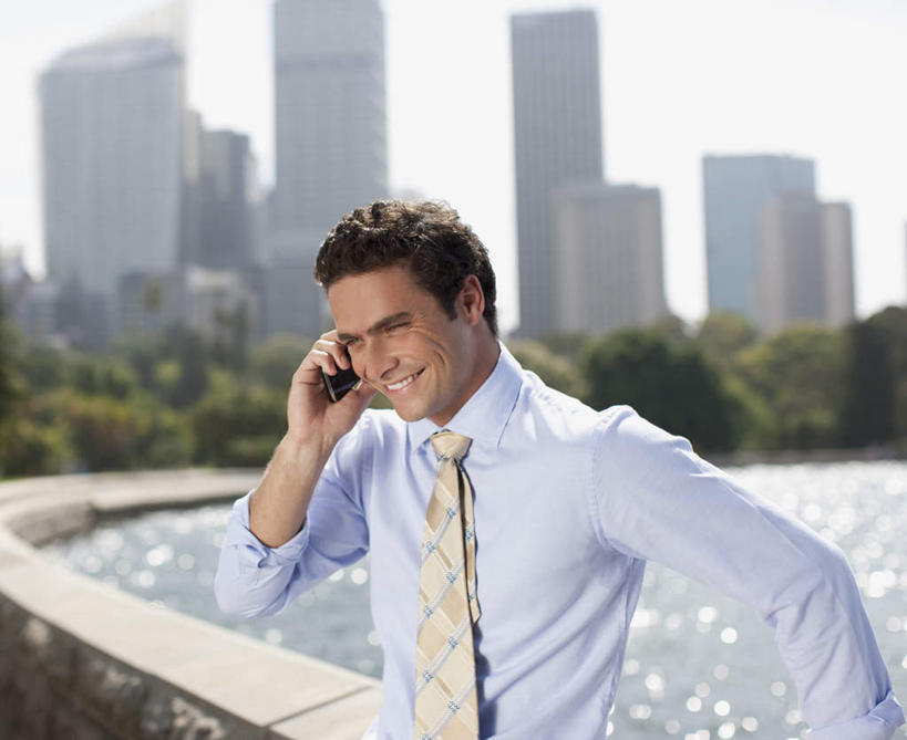 西方人,一个人,商务人士,商务男性,高楼大厦,站,笑,打电话,微笑,露齿笑,横图,室外,白天,正面,衬衫,湖,湖泊,水,大厦,建筑,摩天大楼,电话,手机,欧洲,欧洲人,仅一个男性,仅一个人,握,阴影,套装,朦胧,模糊,光线,影子,湖面,水流,水面,拿,听,拿着,注视,通讯设备,仅一个年轻男性,阳光,湖水,观察,看,站着,握着,观看,察看,关注,商务装,工薪阶层,交流,男人,男性,年轻男性,白种人,白领,上班族,沟通,通话,站立,半身,彩图,衬衣,大楼,高层建筑,高楼,摩天楼