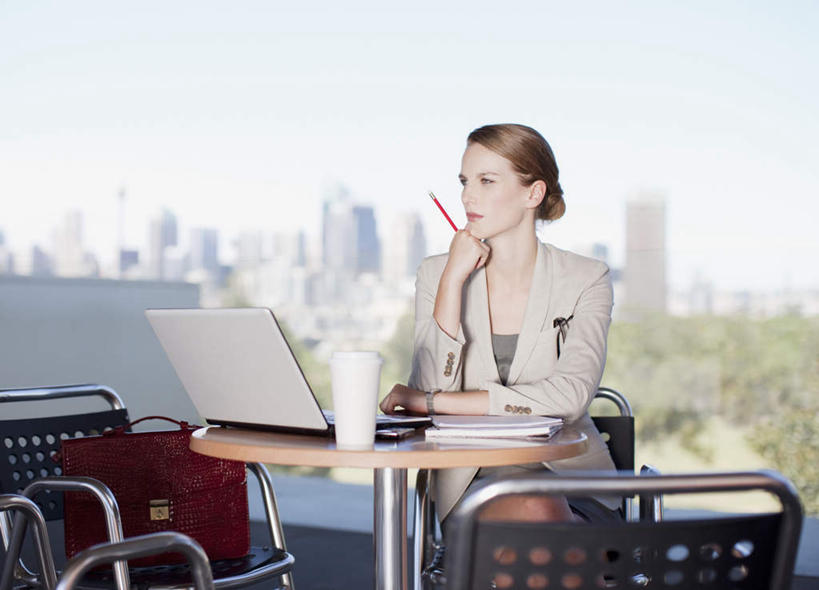 西方人,一个人,商务人士,商务女性,高楼大厦,坐,横图,室外,白天,正面,电脑,笔记本电脑,树林,植物,桌子,大厦,建筑,摩天大楼,杯子,欧洲,欧洲人,仅一个年轻女性,仅一个女性,仅一个人,撑,握,套装,朦胧,模糊,网络,笔,材料,瓷器,档案,文件,办公用品,咖啡杯,陶瓷制品,拿,拿着,托腮,注视,通讯设备,书桌,文具,树,树木,蓝色,绿色,蓝天,天空,自然,课桌,学习用品,资料,天,观察,看,托,握着,生长,晴朗,成长,观看,文具用品,察看,无线,关注,托下巴,文档,瓷杯,通信设备,商务装,无线网络,无线上网,便携式电脑,工薪阶层,万里无云,手提电脑,年轻女性,女人,女性,白种人,白领,上班族,晴空,晴空万里,坐着,半身,彩图,大楼,高层建筑,高楼,摩天楼