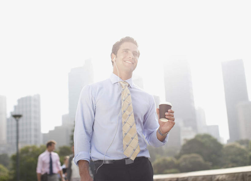 西方人,两个人,伙伴,朋友,商务人士,商务男性,高楼大厦,走,笑,微笑,露齿笑,横图,室外,白天,仰视,衬衫,友谊,合作,团队,植物,大厦,建筑,摩天大楼,杯子,欧洲,欧洲人,握,阴影,套装,朦胧,模糊,光线,影子,拿,拿着,注视,树,树木,绿色,天空,阳光,自然,纸制品,天,观察,看,战略,握着,生长,晴朗,成长,观看,纸杯,察看,关注,一次性杯子,商务装,工薪阶层,万里无云,联合,合谋,配合,协作,男人,男性,年轻男性,白种人,白领,上班族,晴空,晴空万里,步行,散步,走路,半身,彩图,低角度拍摄,衬衣,大楼,高层建筑,高楼,摩天楼