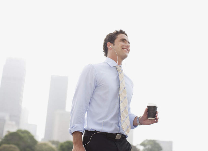 西方人,一个人,商务人士,商务男性,高楼大厦,走,笑,微笑,露齿笑,横图,室外,白天,仰视,衬衫,树林,植物,大厦,建筑,摩天大楼,杯子,欧洲,欧洲人,仅一个男性,仅一个人,握,阴影,套装,朦胧,模糊,光线,影子,拿,拿着,注视,树,树木,仅一个年轻男性,绿色,天空,阳光,自然,纸制品,天,观察,看,握着,生长,晴朗,成长,观看,纸杯,察看,关注,一次性杯子,商务装,工薪阶层,万里无云,男人,男性,年轻男性,白种人,白领,上班族,晴空,晴空万里,步行,散步,走路,半身,彩图,低角度拍摄,衬衣,大楼,高层建筑,高楼,摩天楼