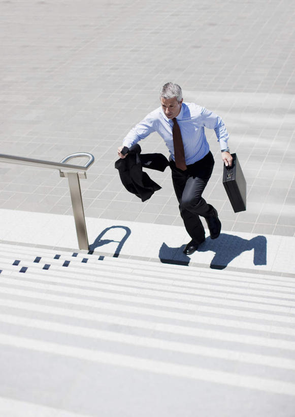 西方人,一个人,商务人士,商务男性,栏杆,竖图,俯视,室外,白天,衬衫,楼梯,欧洲,欧洲人,仅一个男性,仅一个人,仅一个中年男性,奔驰,握,阴影,套装,光线,包,扶手,公文包,影子,阶梯,拿,拿着,注视,护栏,台阶,阳光,奔跑,观察,看,握着,公事包,观看,察看,关注,商务装,工薪阶层,男人,男性,中年男性,白种人,白领,上班族,彩图,高角度拍摄,全身,衬衣