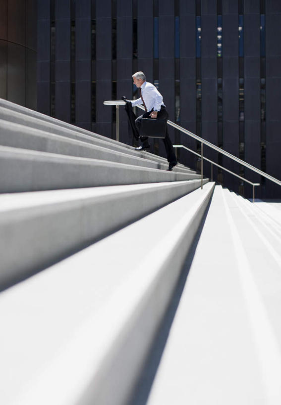 西方人,一个人,商务人士,商务男性,高楼大厦,栏杆,走,竖图,室外,白天,侧面,衬衫,楼梯,大厦,建筑,摩天大楼,欧洲,欧洲人,仅一个男性,仅一个人,仅一个中年男性,握,阴影,套装,光线,包,扶手,公文包,影子,阶梯,拿,拿着,注视,护栏,台阶,阳光,观察,看,握着,公事包,观看,察看,关注,商务装,工薪阶层,男人,男性,中年男性,白种人,白领,上班族,步行,散步,走路,彩图,全身,衬衣,大楼,高层建筑,高楼,摩天楼