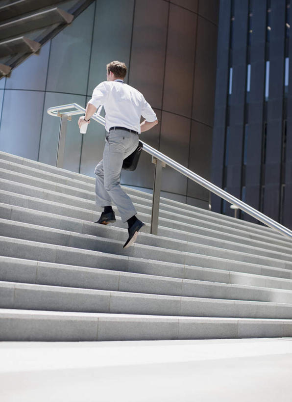 西方人,一个人,商务人士,商务男性,高楼大厦,栏杆,走,竖图,室外,白天,仰视,衬衫,楼梯,大厦,建筑,摩天大楼,杯子,欧洲,欧洲人,仅一个男性,仅一个人,握,套装,包,扶手,公文包,阶梯,拿,拿着,护栏,台阶,仅一个年轻男性,纸制品,握着,公事包,纸杯,一次性杯子,商务装,工薪阶层,男人,男性,年轻男性,白种人,白领,上班族,步行,散步,走路,彩图,低角度拍摄,全身,衬衣,大楼,高层建筑,高楼,摩天楼