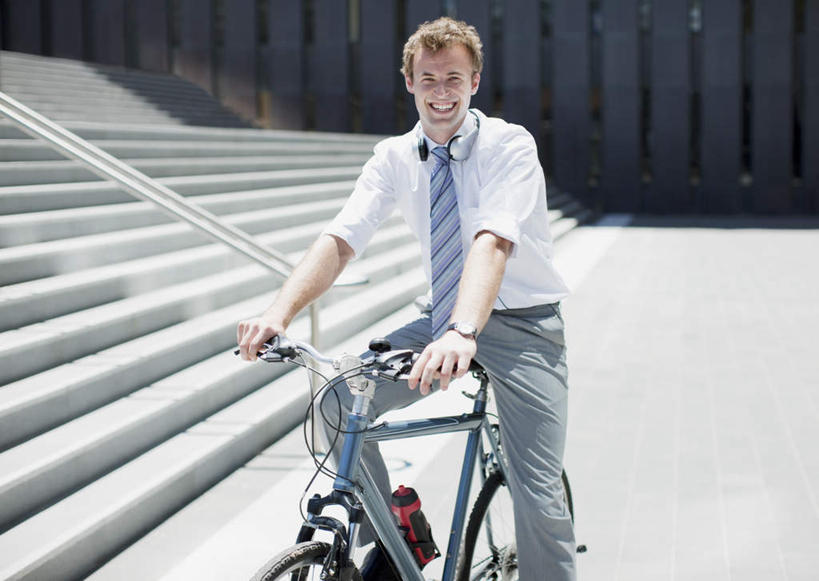 西方人,一个人,商务人士,商务男性,栏杆,坐,笑,微笑,露齿笑,横图,室外,白天,正面,衬衫,楼梯,自行车,欧洲,欧洲人,仅一个男性,仅一个人,握,套装,时间,扶手,时钟,手表,阶梯,计时,注视,护栏,台阶,车,脚踏车,仅一个年轻男性,钟表,交通工具,观察,看,表,握着,观看,腕表,察看,关注,载具,商务装,工薪阶层,男人,男性,年轻男性,白种人,白领,上班族,钟,坐着,半身,彩图,衬衣