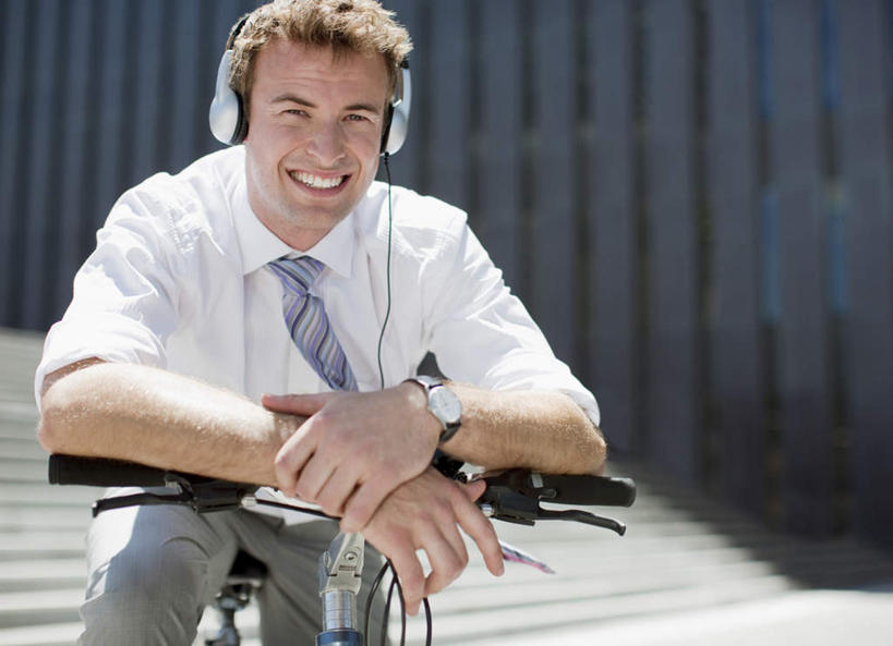 西方人,一个人,商务人士,商务男性,栏杆,坐,笑,微笑,露齿笑,横图,室外,白天,正面,衬衫,快乐,满意,幸福,楼梯,自行车,欧洲,欧洲人,仅一个男性,仅一个人,握,套装,朦胧,模糊,时间,扶手,时钟,手表,阶梯,音响,音乐,计时,注视,娱乐,护栏,台阶,车,脚踏车,仅一个年轻男性,耳机,钟表,交通工具,观察,看,享受,休闲,表,放松,握着,观看,腕表,察看,舒适,享乐,关注,载具,商务装,工薪阶层,男人,男性,年轻男性,白种人,白领,上班族,钟,坐着,半身,彩图,衬衣