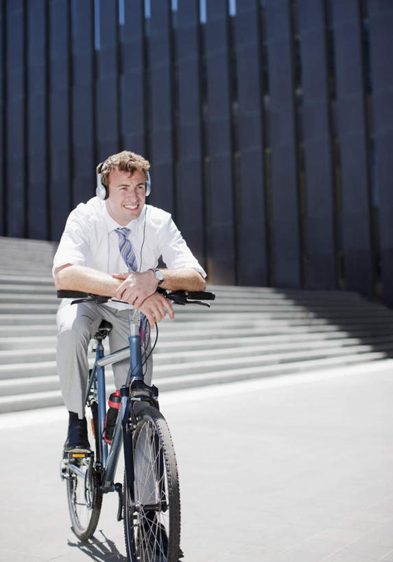 西方人,一个人,商务人士,商务男性,栏杆,坐,笑,微笑,露齿笑,竖图,室外,白天,正面,衬衫,快乐,满意,幸福,楼梯,自行车,欧洲,欧洲人,仅一个男性,仅一个人,握,套装,时间,扶手,时钟,手表,阶梯,音响,音乐,计时,注视,娱乐,护栏,台阶,车,脚踏车,仅一个年轻男性,耳机,钟表,交通工具,观察,看,享受,休闲,表,放松,握着,观看,腕表,察看,舒适,享乐,关注,载具,商务装,工薪阶层,男人,男性,年轻男性,白种人,白领,上班族,钟,坐着,彩图,全身,衬衣