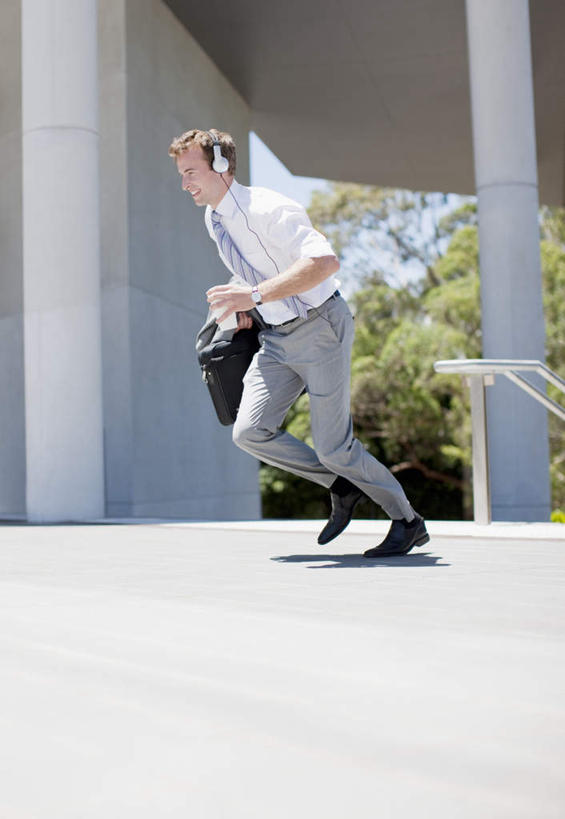 西方人,一个人,商务人士,商务男性,竖图,室外,白天,侧面,衬衫,快乐,满意,幸福,植物,欧洲,欧洲人,仅一个男性,仅一个人,奔驰,握,套装,包,公文包,音响,音乐,拿,拿着,注视,娱乐,树,树木,仅一个年轻男性,绿色,自然,耳机,奔跑,观察,看,享受,休闲,放松,握着,生长,成长,公事包,观看,察看,舒适,享乐,关注,商务装,工薪阶层,男人,男性,年轻男性,白种人,白领,上班族,彩图,全身,衬衣