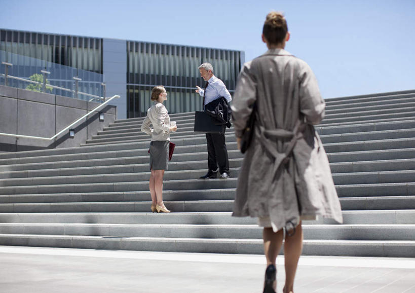 西方人,三个人,伙伴,朋友,商务人士,商务男性,商务女性,栏杆,站,笑,说,微笑,露齿笑,横图,室外,白天,衬衫,讨论,友谊,合作,团队,植物,楼梯,杯子,欧洲,欧洲人,握,套装,朦胧,模糊,包,扶手,公文包,阶梯,拿,拿着,注视,护栏,台阶,树,树木,背面,蓝色,绿色,蓝天,天空,自然,纸制品,天,观察,看,站着,战略,握着,生长,晴朗,成长,公事包,观看,纸杯,察看,关注,一次性杯子,商务装,工薪阶层,万里无云,联合,合谋,交流,配合,协作,男人,男性,女人,女性,中年男性,中年女性,白种人,白领,上班族,晴空,晴空万里,沟通,讲话,交谈,商讨,说话,谈话,站立,半身,彩图,衬衣