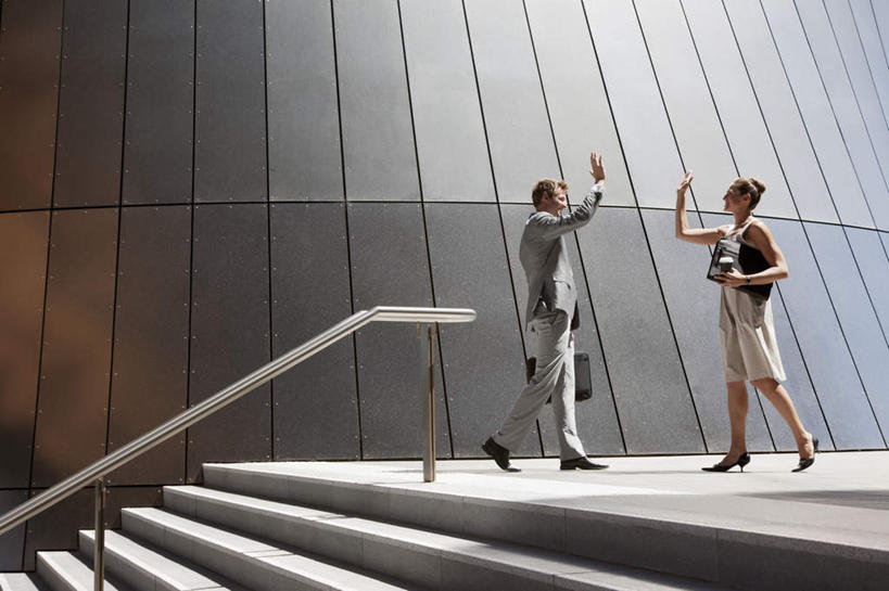 西方人,两个人,伙伴,朋友,商务人士,商务男性,商务女性,高楼大厦,栏杆,走,举,笑,微笑,露齿笑,横图,室外,白天,侧面,衬衫,快乐,兴奋,友谊,骄傲,成功,胜利,合作,团队,楼梯,大厦,建筑,摩天大楼,欧洲,欧洲人,击掌,套装,朦胧,模糊,包,扶手,公文包,阶梯,注视,护栏,台阶,观察,看,手势,托,战略,自信,公事包,观看,察看,关注,商务装,工薪阶层,联合,合谋,配合,协作,男人,男性,年轻男性,年轻女性,女人,女性,白种人,白领,上班族,步行,举起,举手,举着,拍手,散步,向上举,向上伸,向上托,走路,彩图,全身,衬衣,欢乐,开心,大楼,高层建筑,高楼,摩天楼