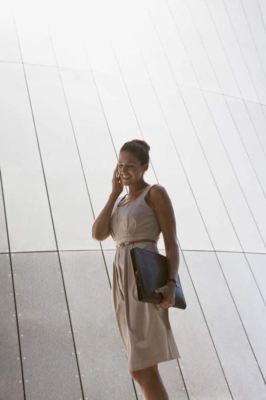 西方人,一个人,商务人士,商务女性,站,笑,打电话,微笑,露齿笑,竖图,室外,白天,正面,电话,手机,欧洲,欧洲人,仅一个女性,仅一个人,握,阴影,套装,朦胧,模糊,光线,包,公文包,影子,拿,听,拿着,注视,通讯设备,阳光,观察,看,站着,仅一个中年女性,握着,公事包,观看,察看,关注,商务装,工薪阶层,交流,女人,女性,中年女性,白种人,白领,上班族,沟通,通话,站立,半身,彩图