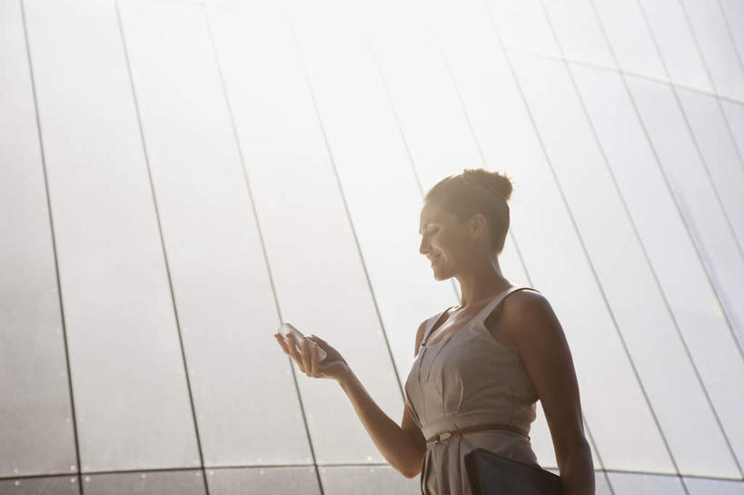 西方人,一个人,商务人士,商务女性,站,笑,打电话,微笑,露齿笑,横图,室外,白天,仰视,电话,手机,欧洲,欧洲人,仅一个女性,仅一个人,敲打,握,阴影,套装,朦胧,模糊,光线,材料,档案,文件,影子,纸,墙,拿,拿着,注视,输入,通讯设备,墙壁,墙面,阳光,手稿,资料,打字,观察,看,站着,仅一个中年女性,握着,观看,点击,敲击,证明,察看,关注,文档,商务装,工薪阶层,交流,按键,女人,女性,中年女性,白种人,白领,上班族,沟通,通话,站立,半身,彩图,低角度拍摄