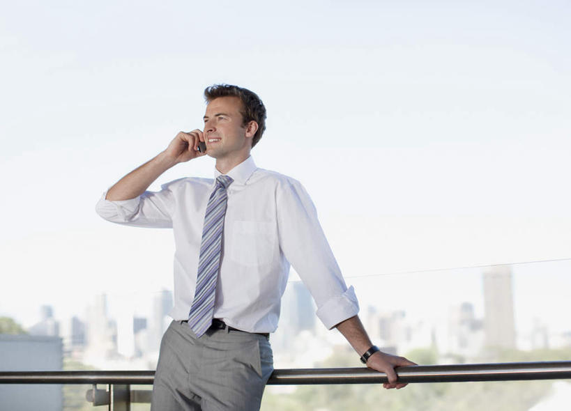 西方人,一个人,商务人士,商务男性,高楼大厦,栏杆,站,笑,说,打电话,微笑,露齿笑,横图,室外,白天,正面,衬衫,讨论,植物,大厦,建筑,摩天大楼,电话,手机,欧洲,欧洲人,仅一个男性,仅一个人,握,阴影,套装,光线,影子,围栏,领带,注视,通讯设备,护栏,树,树木,仅一个年轻男性,蓝色,绿色,蓝天,天空,阳光,自然,天,观察,看,站着,握着,生长,晴朗,成长,观看,察看,关注,商务装,工薪阶层,万里无云,一部,交流,男人,男性,年轻男性,白种人,白领,上班族,晴空,晴空万里,沟通,讲话,交谈,商讨,说话,谈话,通话,站立,半身,彩图,衬衣,大楼,高层建筑,高楼,摩天楼