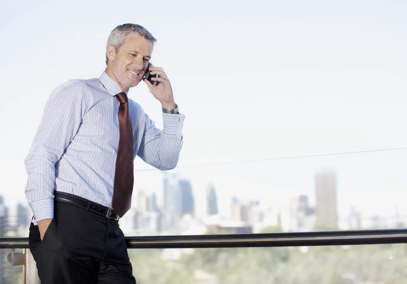 西方人,一个人,商务人士,商务男性,高楼大厦,栏杆,站,笑,说,打电话,微笑,露齿笑,横图,室外,白天,侧面,衬衫,讨论,植物,大厦,建筑,摩天大楼,电话,手机,欧洲,欧洲人,仅一个男性,仅一个人,仅一个中年男性,握,阴影,套装,光线,影子,围栏,领带,注视,通讯设备,护栏,树,树木,蓝色,绿色,蓝天,天空,阳光,自然,天,观察,看,站着,握着,生长,晴朗,成长,观看,察看,关注,商务装,手插袋,单手插袋,工薪阶层,万里无云,一部,单手抄兜,单手放兜,交流,男人,男性,中年男性,白种人,白领,上班族,晴空,晴空万里,插兜,沟通,讲话,交谈,商讨,手插兜,手放口袋,说话,谈话,通话,站立,半身,彩图,衬衣,大楼,高层建筑,高楼,摩天楼,手抄兜