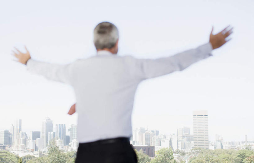 西方人,一个人,商务人士,商务男性,高楼大厦,站,举,横图,室外,白天,衬衫,植物,大厦,建筑,摩天大楼,欧洲,欧洲人,仅一个男性,仅一个人,仅一个中年男性,阴影,套装,朦胧,模糊,光线,影子,领带,树,树木,背面,蓝色,绿色,蓝天,天空,阳光,自然,天,托,站着,生长,晴朗,成长,商务装,工薪阶层,万里无云,男人,男性,中年男性,白种人,白领,上班族,晴空,晴空万里,举起,举手,举着,向上举,向上伸,向上托,站立,半身,彩图,衬衣,大楼,高层建筑,高楼,摩天楼