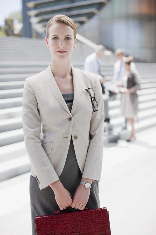 西方人,四个人,同事,商务人士,商务男性,商务女性,站,笑,说,微笑,露齿笑,竖图,室外,白天,正面,衬衫,讨论,成功,合作,团队,集体,信心,楼梯,欧洲,欧洲人,握,阴影,套装,朦胧,模糊,光线,包,书包,影子,阶梯,拎,注视,队伍,相视,台阶,阳光,背包,观察,看,站着,面对面,握着,观看,对视,察看,领导,互视,成就,关注,相对,商务装,合伙,领袖,工薪阶层,相看,交流,男人,男性,女人,女性,中年男性,中年女性,白种人,白领,上班族,沟通,讲话,交谈,商讨,说话,谈话,站立,半身,彩图,衬衣,双肩包,拎着