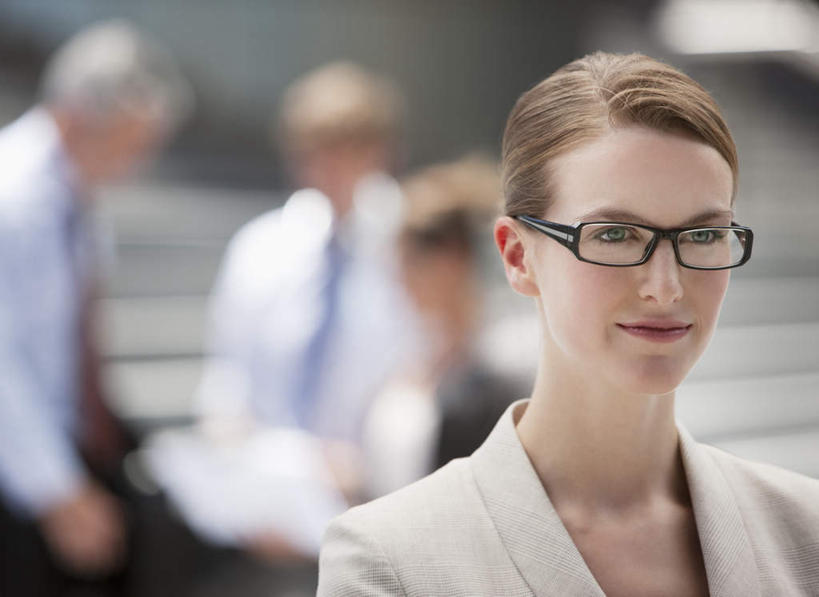 西方人,四个人,同事,商务人士,商务男性,商务女性,站,笑,说,微笑,横图,室外,白天,正面,衬衫,讨论,成功,合作,团队,集体,信心,楼梯,欧洲,欧洲人,一副,阴影,套装,朦胧,模糊,光线,眼镜,影子,阶梯,注视,队伍,相视,台阶,阳光,观察,看,站着,面对面,观看,对视,察看,领导,互视,成就,关注,相对,商务装,合伙,领袖,近视眼镜,工薪阶层,相看,交流,男人,男性,女人,女性,中年男性,中年女性,白种人,白领,上班族,沟通,讲话,交谈,商讨,说话,谈话,站立,半身,彩图,衬衣