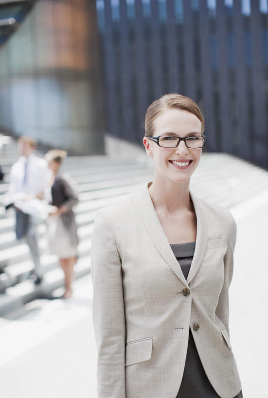 西方人,四个人,同事,商务人士,商务男性,商务女性,站,笑,说,微笑,竖图,室外,白天,正面,衬衫,讨论,成功,合作,团队,集体,信心,楼梯,欧洲,欧洲人,一副,阴影,套装,朦胧,模糊,光线,眼镜,影子,阶梯,注视,队伍,相视,台阶,阳光,观察,看,站着,面对面,观看,对视,察看,领导,互视,成就,关注,相对,商务装,合伙,领袖,近视眼镜,工薪阶层,相看,交流,男人,男性,女人,女性,中年男性,中年女性,白种人,白领,上班族,沟通,讲话,交谈,商讨,说话,谈话,站立,半身,彩图,衬衣