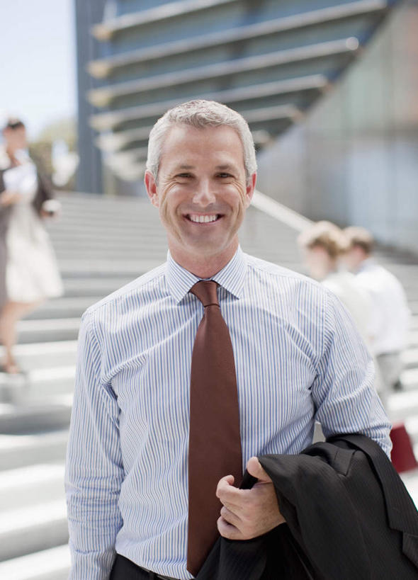 西方人,四个人,同事,商务人士,商务男性,商务女性,站,竖图,室外,白天,正面,衬衫,成功,合作,团队,集体,信心,楼梯,欧洲,欧洲人,阴影,套装,朦胧,模糊,光线,影子,阶梯,注视,队伍,台阶,阳光,观察,看,站着,观看,察看,领导,成就,关注,商务装,合伙,领袖,工薪阶层,男人,男性,女人,女性,中年男性,中年女性,白种人,白领,上班族,站立,半身,彩图,衬衣