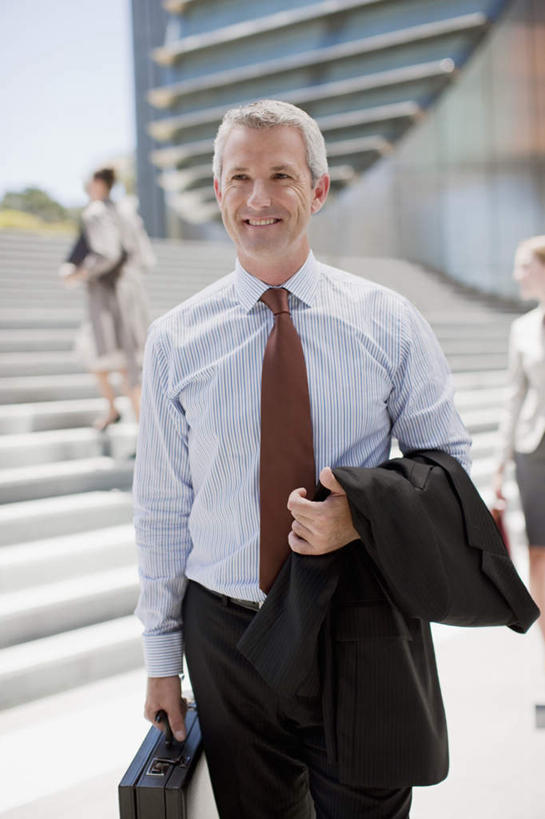 西方人,三个人,同事,商务人士,商务男性,商务女性,站,竖图,室外,白天,正面,衬衫,成功,合作,团队,集体,信心,楼梯,欧洲,欧洲人,阴影,套装,朦胧,模糊,光线,影子,阶梯,注视,队伍,台阶,阳光,观察,看,站着,观看,察看,领导,成就,关注,商务装,合伙,领袖,工薪阶层,男人,男性,女人,女性,中年男性,中年女性,白种人,白领,上班族,站立,半身,彩图,衬衣