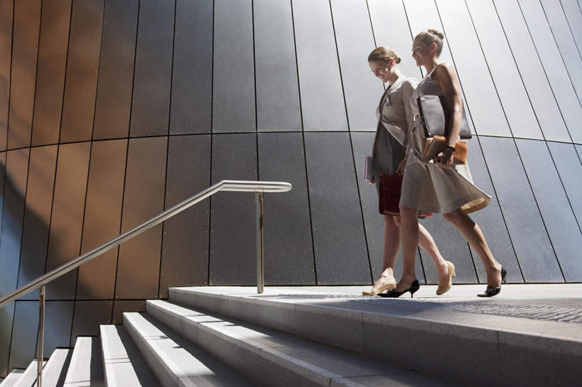 西方人,两个人,同事,商务人士,商务女性,高楼大厦,栏杆,走,横图,室外,白天,仰视,高跟鞋,时尚,成功,合作,团队,集体,信心,楼梯,大厦,建筑,摩天大楼,鞋子,欧洲,欧洲人,阴影,套装,光线,包,扶手,公文包,影子,阶梯,墙,注视,队伍,护栏,墙壁,墙面,台阶,阳光,观察,看,公事包,观看,察看,领导,成就,关注,时髦,商务装,合伙,领袖,工薪阶层,时兴,年轻女性,女人,女性,中年女性,白种人,白领,上班族,步行,走路,彩图,低角度拍摄,全身,大楼,高层建筑,高楼,摩天楼