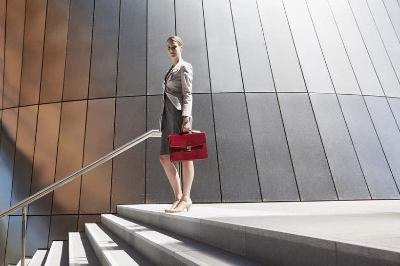 西方人,一个人,商务人士,商务女性,高楼大厦,栏杆,站,横图,室外,白天,侧面,高跟鞋,时尚,楼梯,大厦,建筑,摩天大楼,鞋子,欧洲,欧洲人,仅一个年轻女性,仅一个女性,仅一个人,阴影,套装,光线,包,扶手,公文包,影子,阶梯,墙,拎,注视,护栏,墙壁,墙面,台阶,一个,红色,阳光,观察,看,站着,单个,公事包,观看,察看,关注,时髦,商务装,工薪阶层,时兴,年轻女性,女人,女性,白种人,白领,上班族,站立,彩图,全身,大楼,高层建筑,高楼,摩天楼,拎着