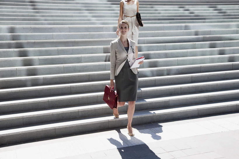 西方人,两个人,同事,商务人士,商务女性,走,横图,室外,白天,正面,高跟鞋,时尚,成功,合作,团队,集体,信心,楼梯,鞋子,欧洲,欧洲人,握,阴影,套装,光线,包,材料,档案,公文包,文件,影子,阶梯,注视,队伍,台阶,红色,阳光,资料,观察,看,握着,公事包,观看,察看,领导,成就,关注,时髦,文档,商务装,合伙,领袖,工薪阶层,时兴,年轻女性,女人,女性,中年女性,白种人,白领,上班族,步行,走路,半身,彩图