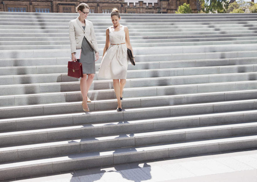 西方人,两个人,同事,商务人士,商务女性,走,横图,室外,白天,正面,高跟鞋,时尚,成功,合作,团队,集体,信心,楼梯,鞋子,欧洲,欧洲人,握,阴影,套装,光线,包,公文包,影子,阶梯,注视,队伍,台阶,阳光,观察,看,握着,公事包,观看,察看,领导,成就,关注,时髦,商务装,合伙,领袖,工薪阶层,时兴,年轻女性,女人,女性,中年女性,白种人,白领,上班族,步行,走路,彩图,全身