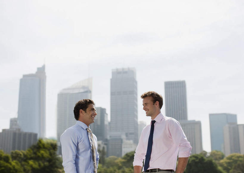 西方人,两个人,同事,商务人士,商务男性,高楼大厦,站,笑,微笑,露齿笑,横图,室外,白天,正面,衬衫,成功,合作,团队,集体,信心,植物,大厦,建筑,摩天大楼,欧洲,欧洲人,阴影,套装,光线,影子,领带,队伍,相视,树,树木,蓝色,绿色,蓝天,天空,阳光,自然,天,站着,面对面,生长,晴朗,成长,对视,领导,互视,成就,相对,商务装,合伙,领袖,工薪阶层,万里无云,相看,男人,男性,年轻男性,白种人,白领,上班族,晴空,晴空万里,站立,半身,彩图,衬衣,大楼,高层建筑,高楼,摩天楼