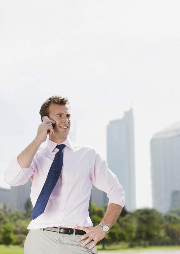 西方人,一个人,站,打电话,竖图,室外,白天,正面,草地,草坪,植物,电话,手机,欧洲,欧洲人,仅一个男性,仅一个人,握,阴影,朦胧,模糊,时间,光线,时钟,手表,影子,计时,注视,通讯设备,草,树,树木,仅一个年轻男性,蓝色,绿色,蓝天,天空,阳光,自然,钟表,天,观察,看,站着,表,握着,生长,晴朗,成长,观看,腕表,察看,关注,万里无云,一部,交流,男人,男性,年轻男性,白种人,钟,晴空,晴空万里,沟通,通话,站立,半身,彩图