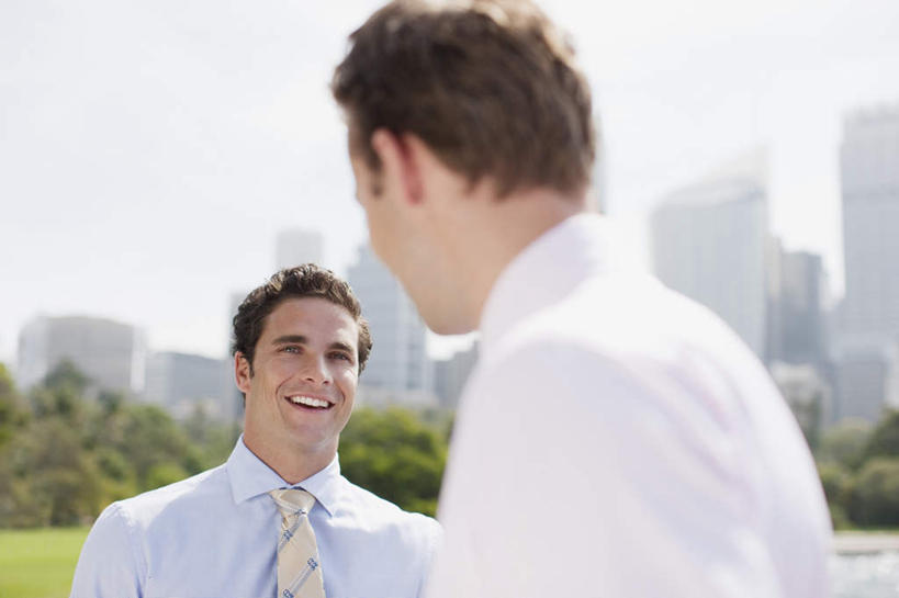 西方人,两个人,同事,商务人士,商务男性,高楼大厦,站,笑,微笑,露齿笑,横图,室外,白天,正面,衬衫,成功,合作,团队,集体,信心,植物,大厦,建筑,摩天大楼,欧洲,欧洲人,阴影,套装,光线,影子,领带,队伍,相视,树,树木,蓝色,绿色,蓝天,天空,阳光,自然,天,站着,面对面,生长,晴朗,成长,对视,领导,互视,成就,相对,商务装,合伙,领袖,工薪阶层,万里无云,相看,男人,男性,年轻男性,白种人,白领,上班族,晴空,晴空万里,站立,半身,彩图,衬衣,大楼,高层建筑,高楼,摩天楼