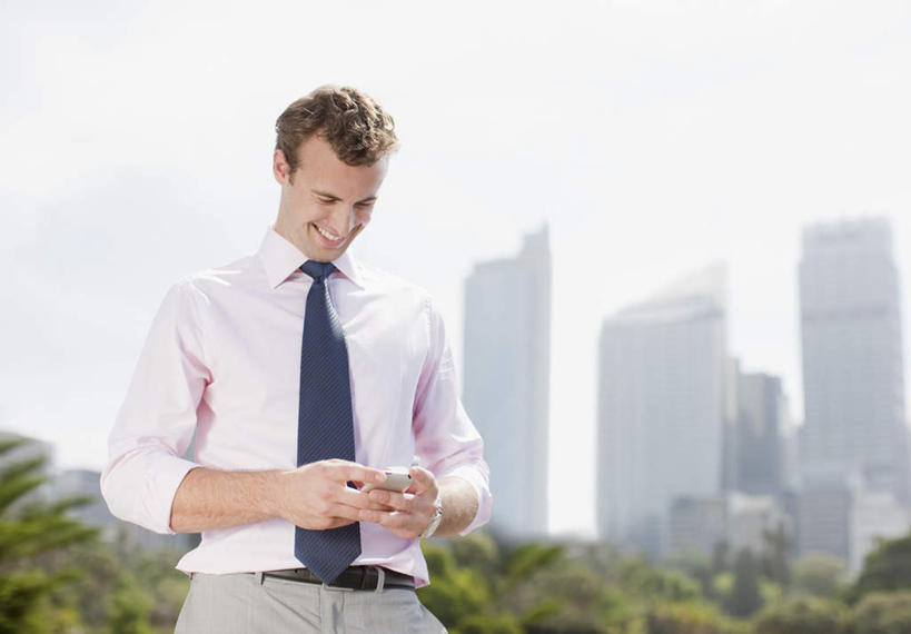 西方人,一个人,站,打电话,横图,室外,白天,正面,草地,草坪,植物,电话,手机,欧洲,欧洲人,仅一个男性,仅一个人,握,阴影,朦胧,模糊,时间,光线,时钟,手表,影子,计时,注视,通讯设备,草,树,树木,仅一个年轻男性,蓝色,绿色,蓝天,天空,阳光,自然,钟表,天,低头,观察,看,站着,表,握着,生长,晴朗,成长,观看,腕表,察看,关注,万里无云,一部,垂头,交流,男人,男性,年轻男性,白种人,钟,晴空,晴空万里,沟通,通话,站立,半身,彩图