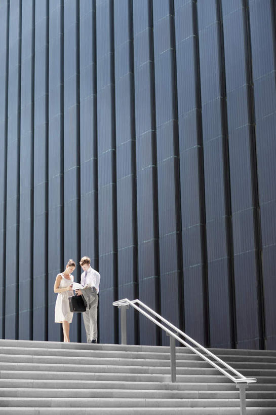 西方人,两个人,同事,商务人士,商务男性,商务女性,高楼大厦,站,竖图,室外,白天,仰视,衬衫,成功,合作,团队,集体,信心,大厦,建筑,摩天大楼,欧洲,欧洲人,握,套装,包,材料,档案,公文包,文件,墙,注视,队伍,墙壁,墙面,资料,低头,观察,看,站着,握着,公事包,观看,察看,领导,成就,关注,文档,商务装,合伙,领袖,工薪阶层,男人,男性,年轻男性,女人,女性,中年女性,白种人,白领,上班族,站立,彩图,低角度拍摄,全身,衬衣,大楼,高层建筑,高楼,摩天楼