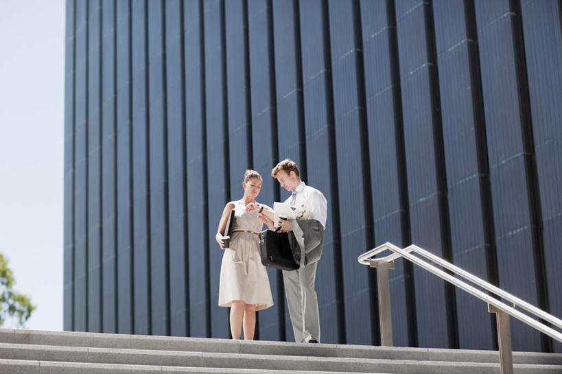 西方人,两个人,同事,商务人士,商务男性,商务女性,高楼大厦,站,横图,室外,白天,仰视,衬衫,成功,合作,团队,集体,信心,大厦,建筑,摩天大楼,欧洲,欧洲人,握,套装,包,材料,档案,公文包,文件,墙,注视,队伍,墙壁,墙面,资料,低头,观察,看,站着,握着,公事包,观看,察看,领导,成就,关注,文档,商务装,合伙,领袖,工薪阶层,男人,男性,年轻男性,女人,女性,中年女性,白种人,白领,上班族,站立,彩图,低角度拍摄,全身,衬衣,大楼,高层建筑,高楼,摩天楼