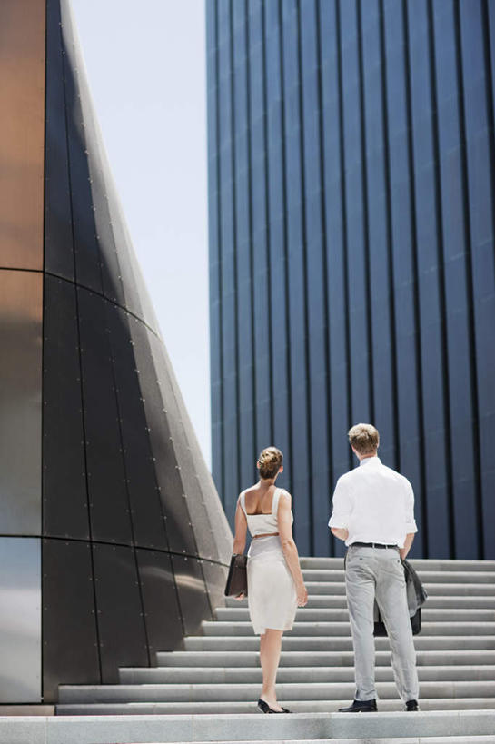 西方人,两个人,同事,商务人士,商务男性,商务女性,高楼大厦,站,竖图,室外,白天,仰视,高跟鞋,衬衫,时尚,成功,合作,团队,集体,信心,大厦,建筑,摩天大楼,鞋子,欧洲,欧洲人,握,套装,包,材料,档案,公文包,文件,墙,注视,队伍,墙壁,墙面,资料,观察,看,站着,握着,公事包,观看,察看,领导,成就,关注,时髦,文档,商务装,合伙,领袖,工薪阶层,时兴,男人,男性,年轻男性,女人,女性,中年女性,白种人,白领,上班族,站立,彩图,低角度拍摄,全身,衬衣,皮鞋,大楼,高层建筑,高楼,摩天楼