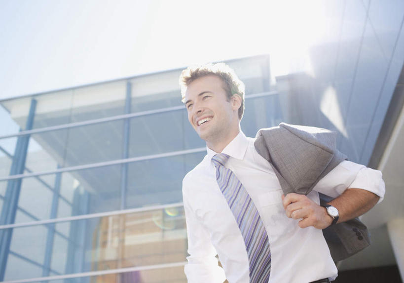 西方人,一个人,商务人士,商务男性,高楼大厦,站,笑,微笑,露齿笑,横图,室外,白天,仰视,衬衫,窗户,大厦,建筑,摩天大楼,欧洲,欧洲人,仅一个男性,仅一个人,阴影,套装,朦胧,模糊,时间,光线,时钟,手表,影子,领带,计时,拎,注视,玻璃窗,仅一个年轻男性,一个,蓝色,蓝天,天空,阳光,钟表,天,观察,看,站着,表,晴朗,单个,观看,腕表,察看,关注,商务装,工薪阶层,万里无云,男人,男性,年轻男性,白种人,白领,上班族,钟,晴空,晴空万里,站立,半身,彩图,低角度拍摄,衬衣,大楼,高层建筑,高楼,摩天楼,拎着